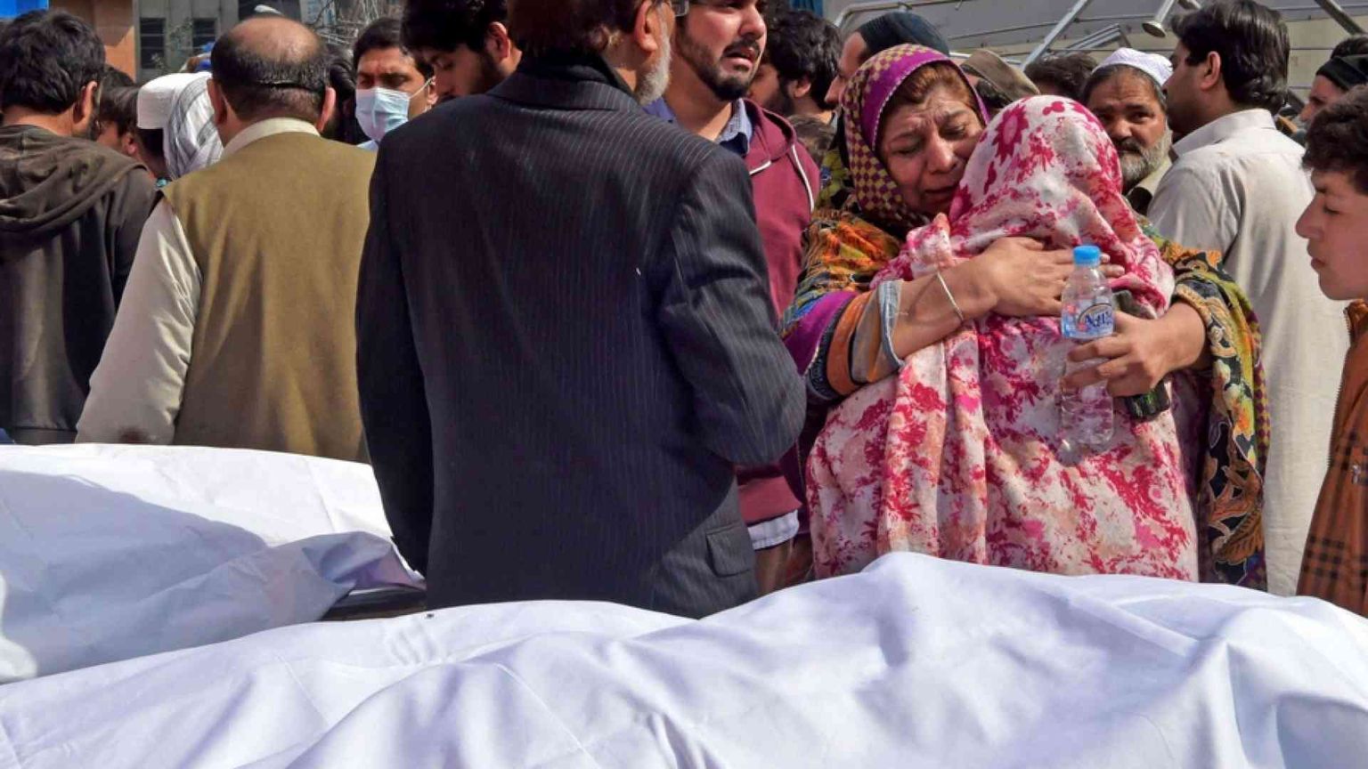 Bombe nella moschea di Peshawar in Pakistan, strage con decine di vittime