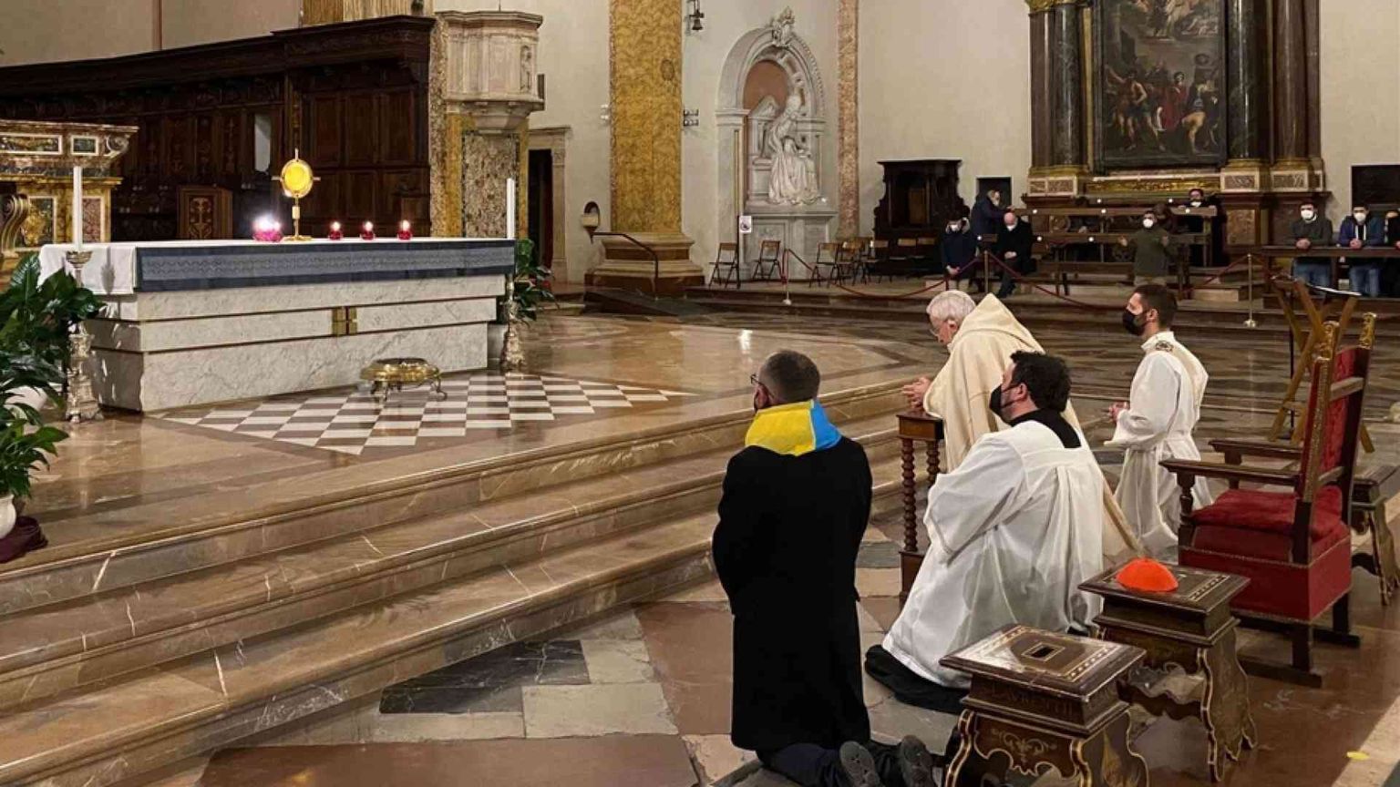 Il cardinale Bassetti: fermare la guerra e apriamo le porte ai profughi