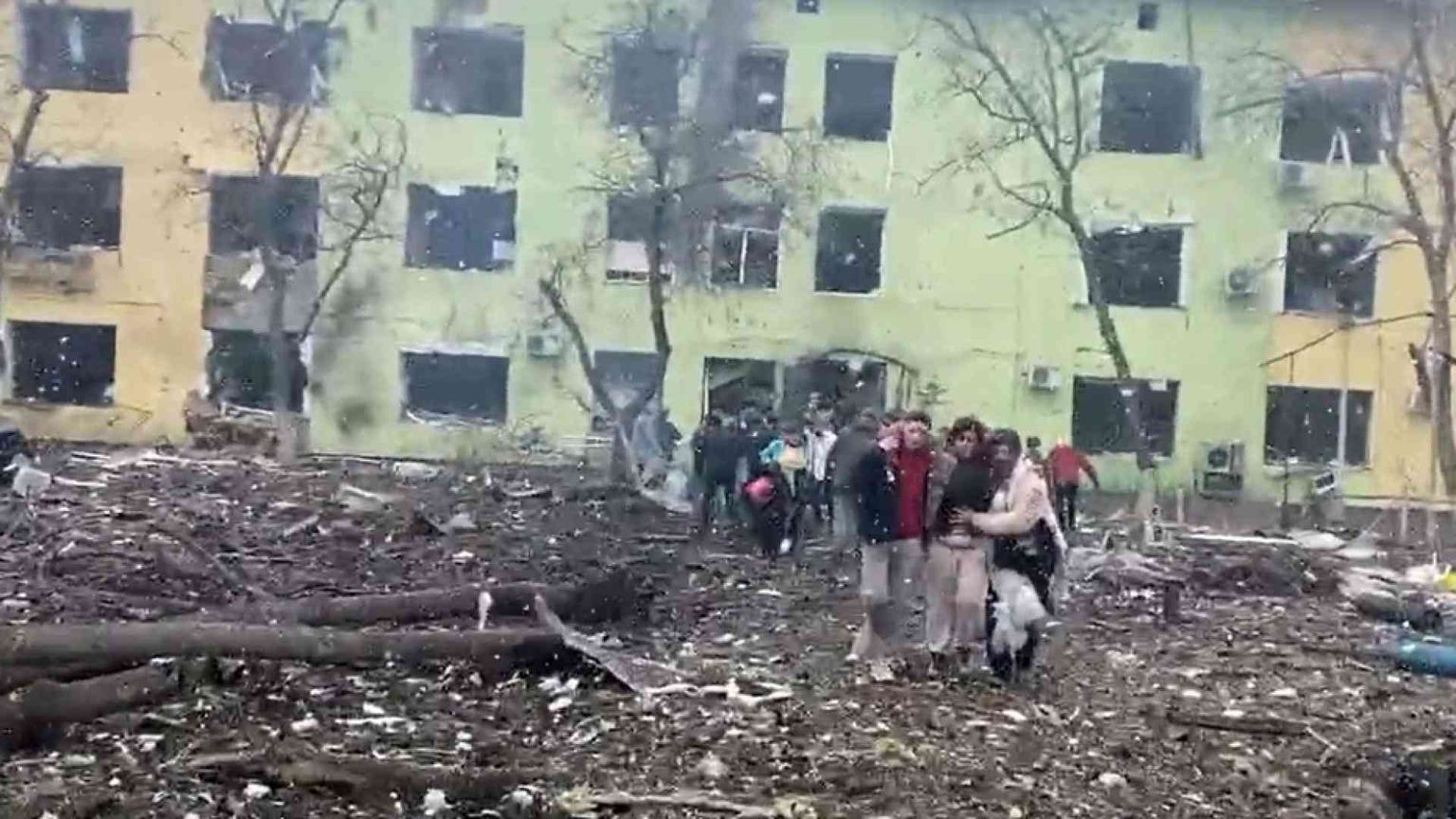 A Mariupol bombe sull'ospedale. «Più di mille morti, è catastrofe umanitaria»