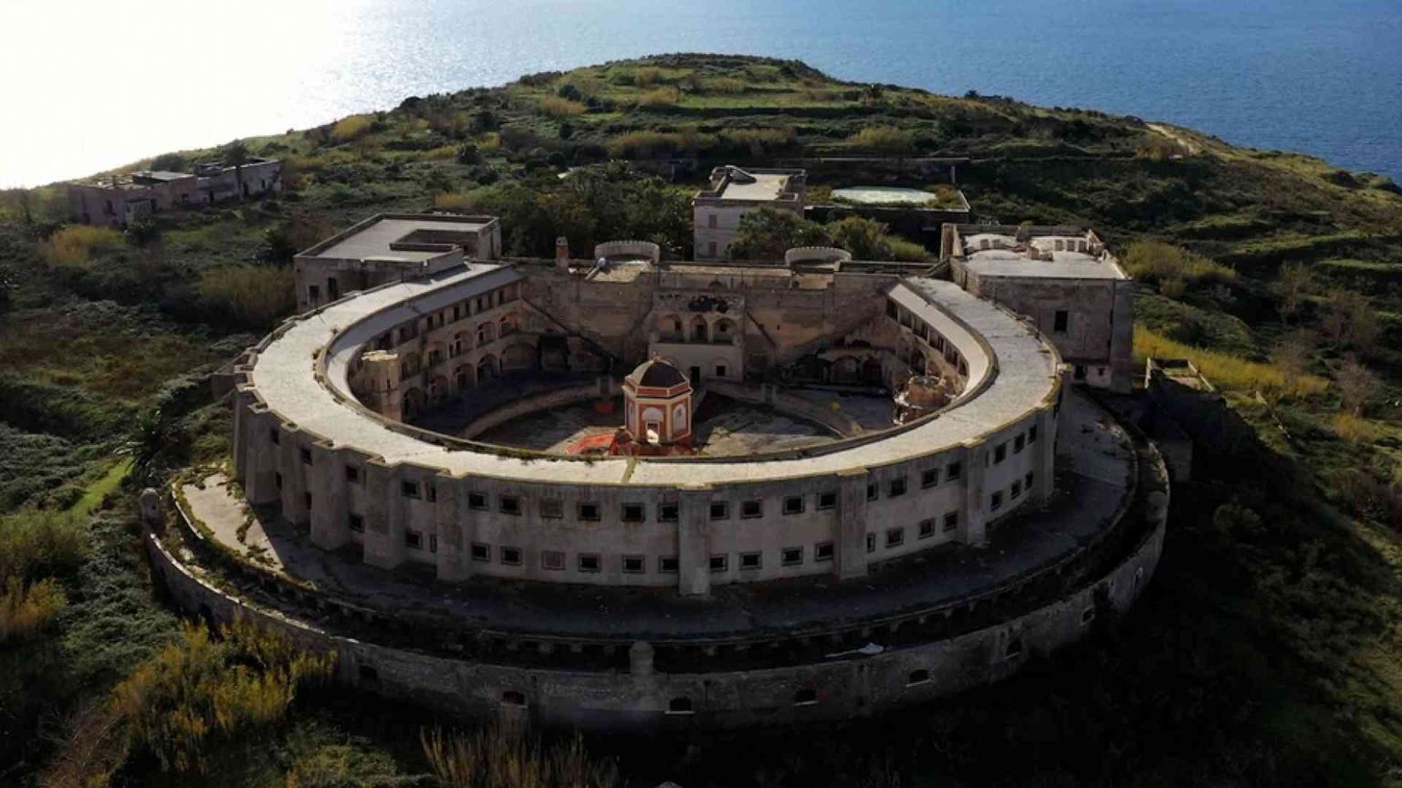 Le "Isole-carcere", in tutto il mondo mare e muri per relegare le persone