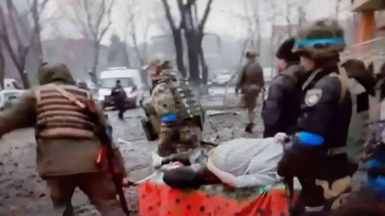 La giovane donna incinta salvata dal raid all'ospedale di Mariupol è morta