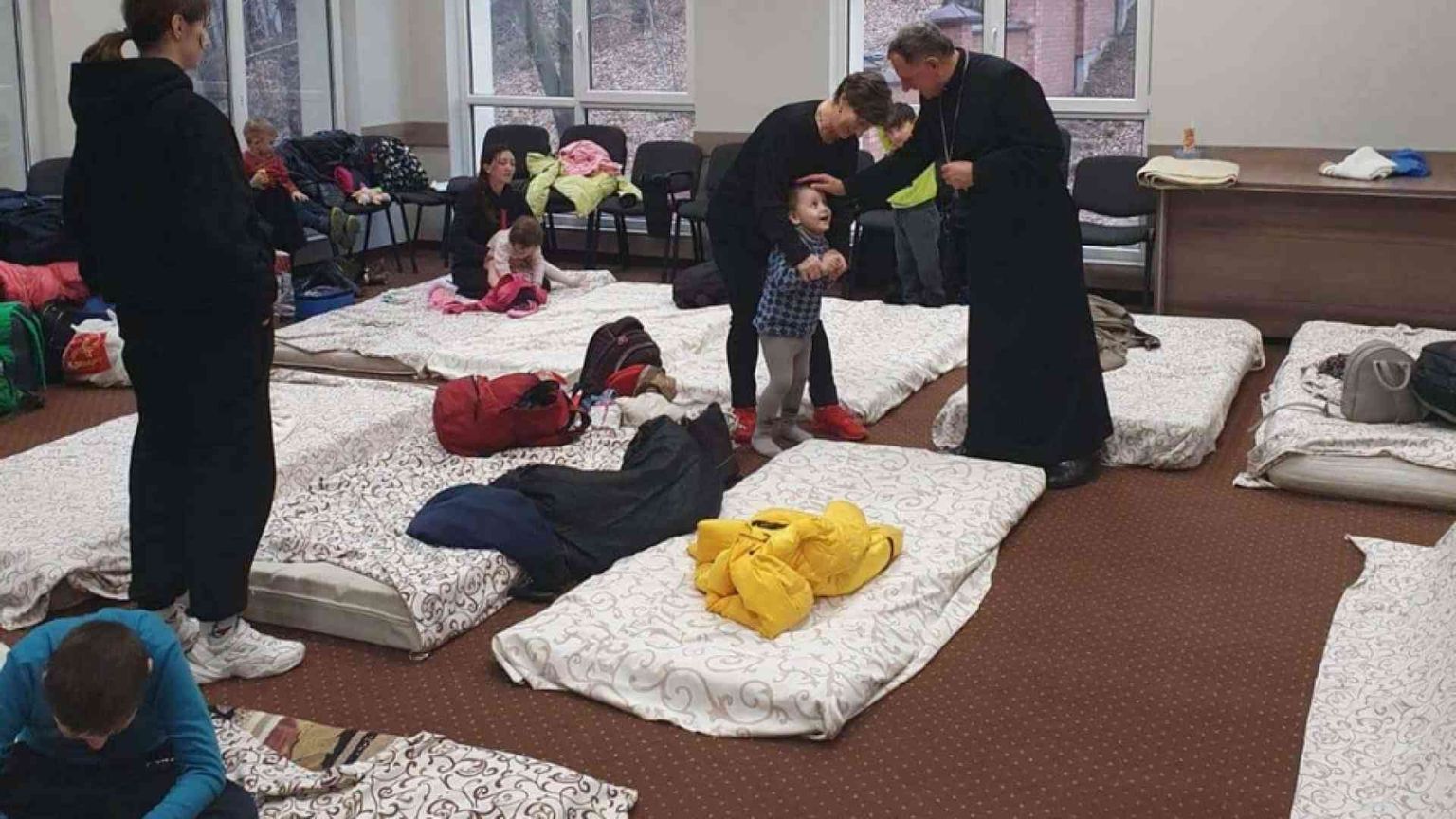 Il vescovo: «A Leopoli la guerra è nei volti dei profughi che accogliamo»