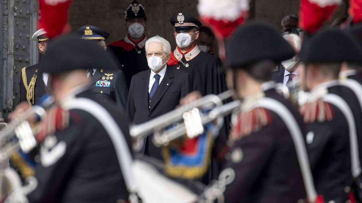 Mattarella: "Ci inchiniamo alla memoria"