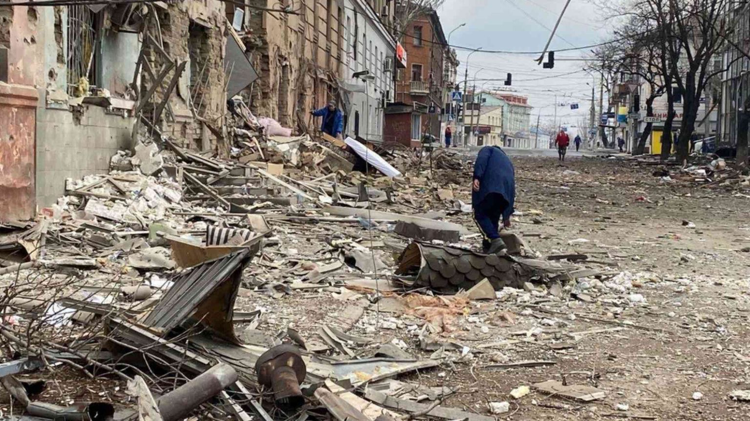 Corpi per le strade di Mariupol: «Non ci lasciano nemmeno seppellirli»