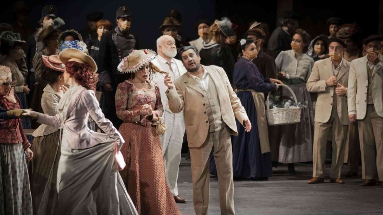 Cacciato il tenore che ferma la prima di «Manon Lescaut» con la scusa del fumo