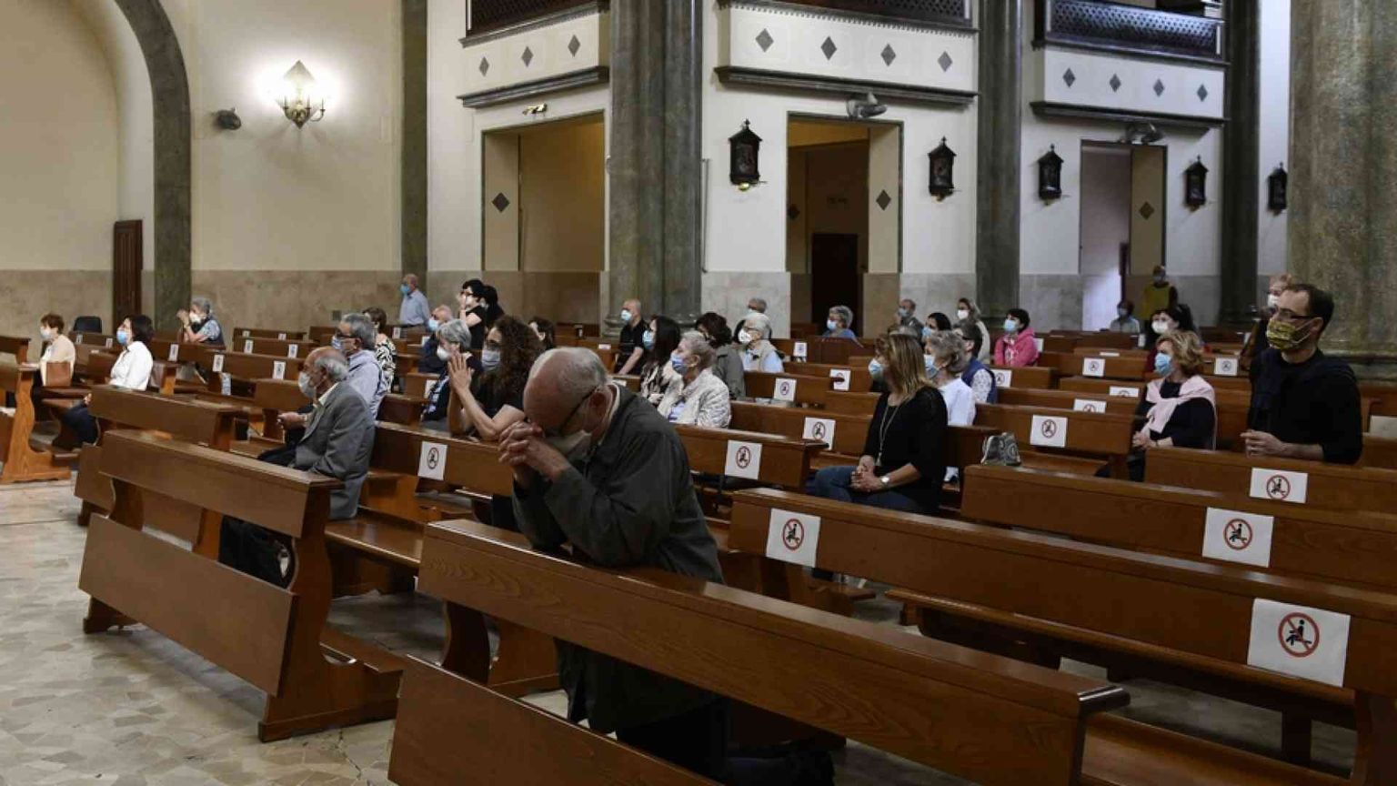 A Messa stop al distanziamento. Rimane l'obbligo mascherine