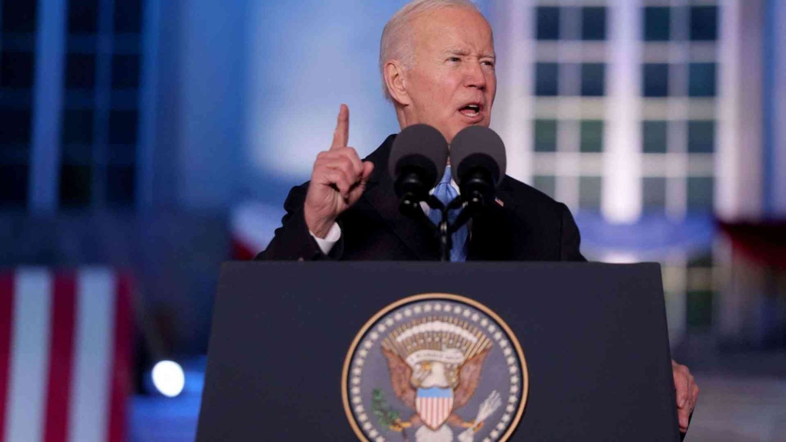 Biden: «Putin non può restare al potere». L'ira del Cremlino e la precisazione