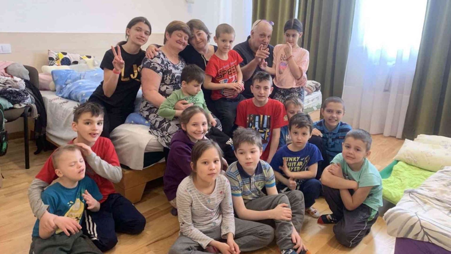 La famiglia in fuga con 11 figli adottivi. «Il nostro sogno è tornare a casa»