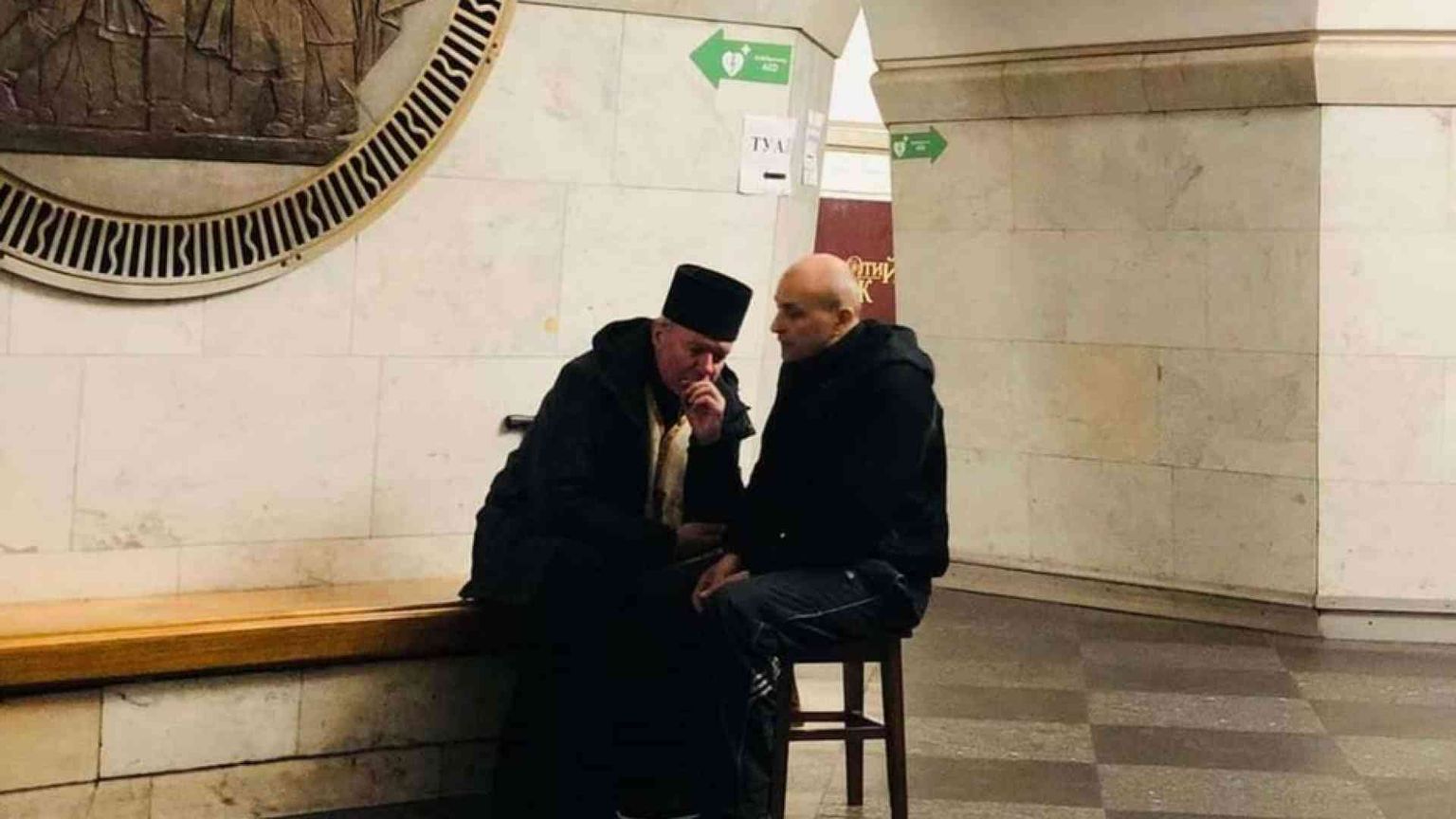 Sotto le bombe a Kiev si confessa nelle catacombe della metropolitana