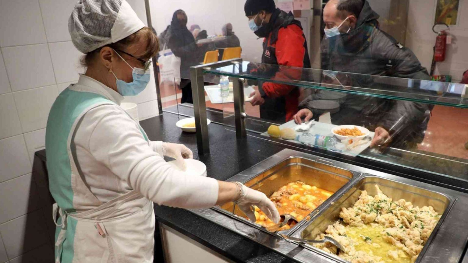 Roma, la povertà è fatta di famiglie monoreddito, precari, solitudine