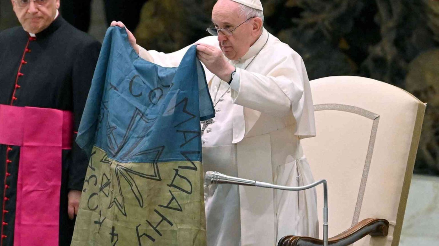 Papa: «Si metta fine alla guerra» e mostra una bandiera proveniente da Bucha