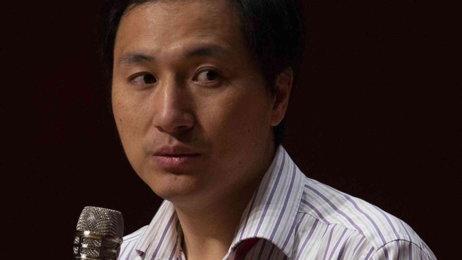 La Cina libera il «padre» delle gemelline manipolate geneticamente