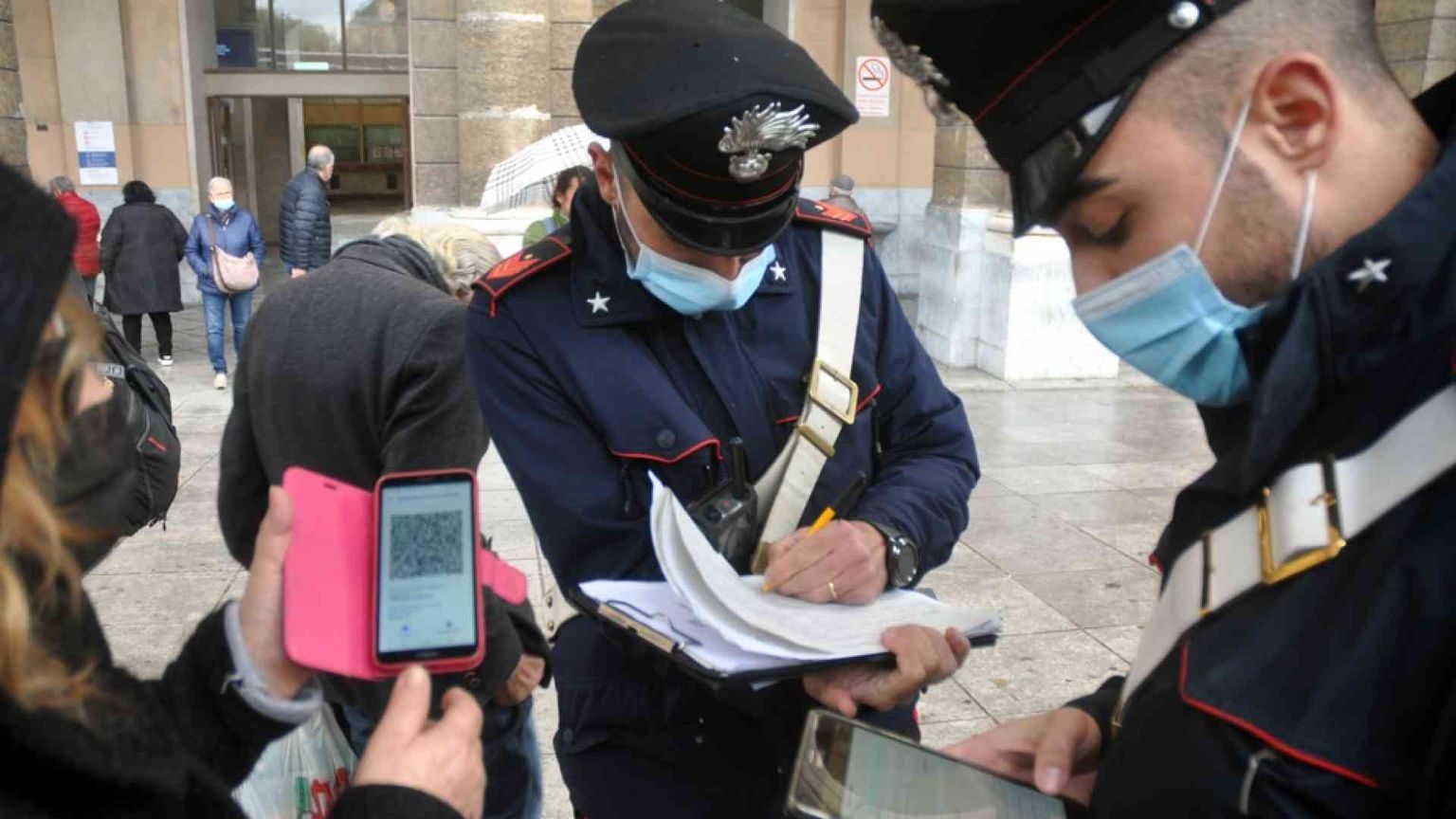 No-vax, ora arrivano le multe Le regole e il nodo dei ricorsi