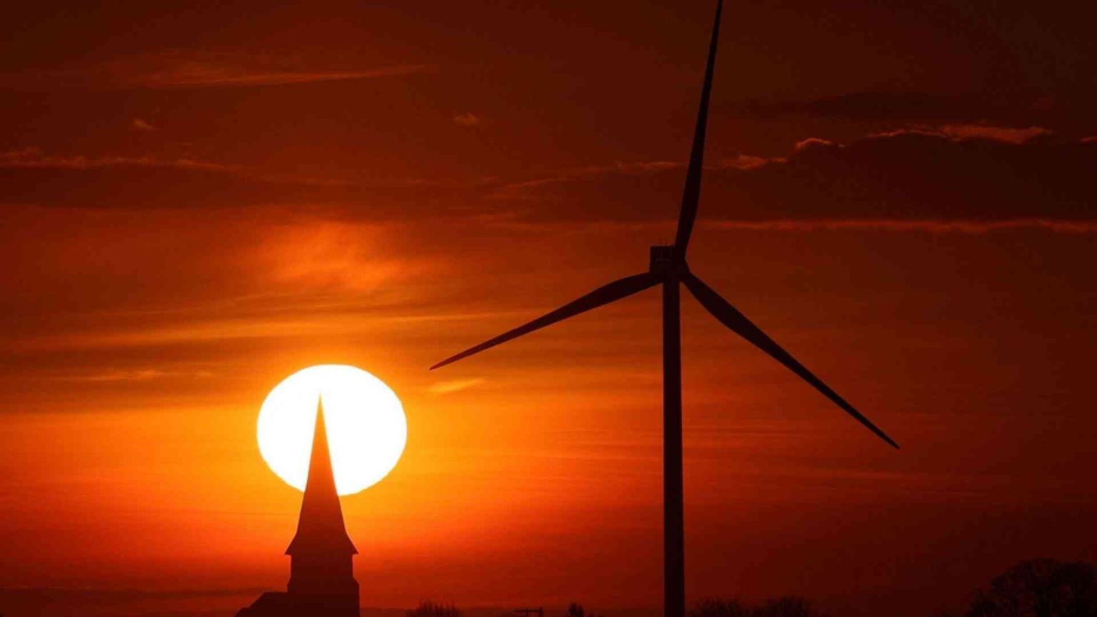 Eolico e solare al posto del gas. Una svolta energetica per la pace