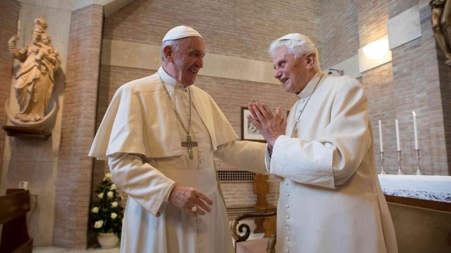 Papa Francesco visita Ratzinger per il suo 95mo compleanno (il 16 aprile)