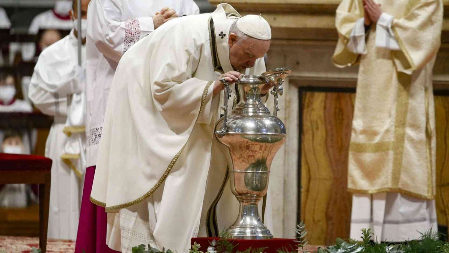 Messa del Crisma, il Papa: un prete mondano è un pagano clericalizzato