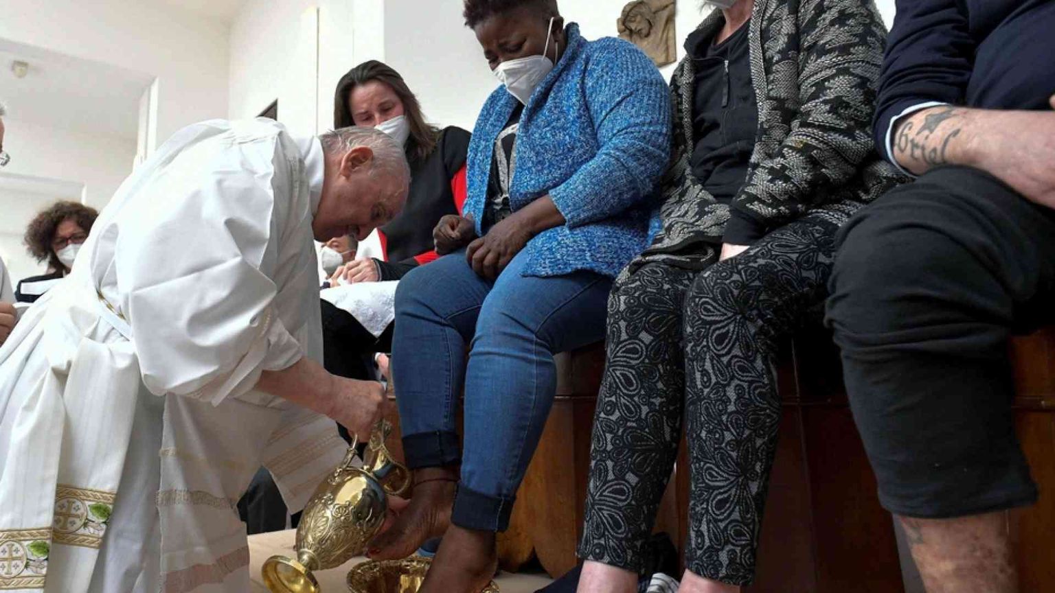 Il Papa lava i piedi a 12 detenuti: «Dio perdona tutto e sempre»