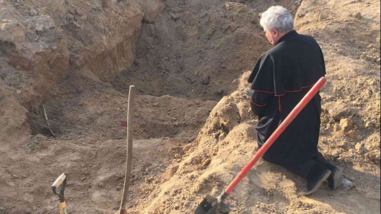La Via Crucis di Krajewski davanti alle fosse comuni di Borodjanka