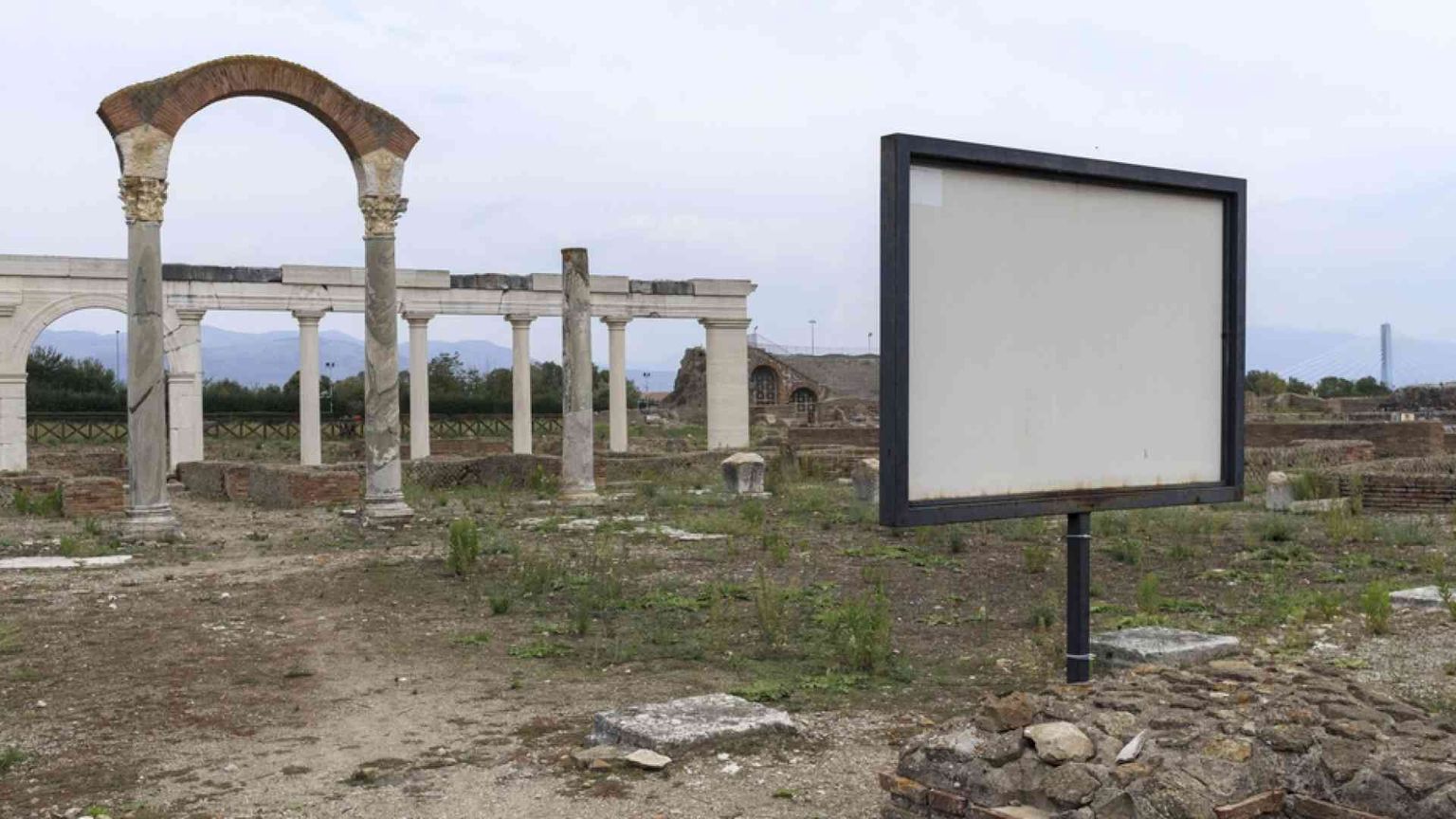 Via Appia, il presente e il passato nella stessa fotografia