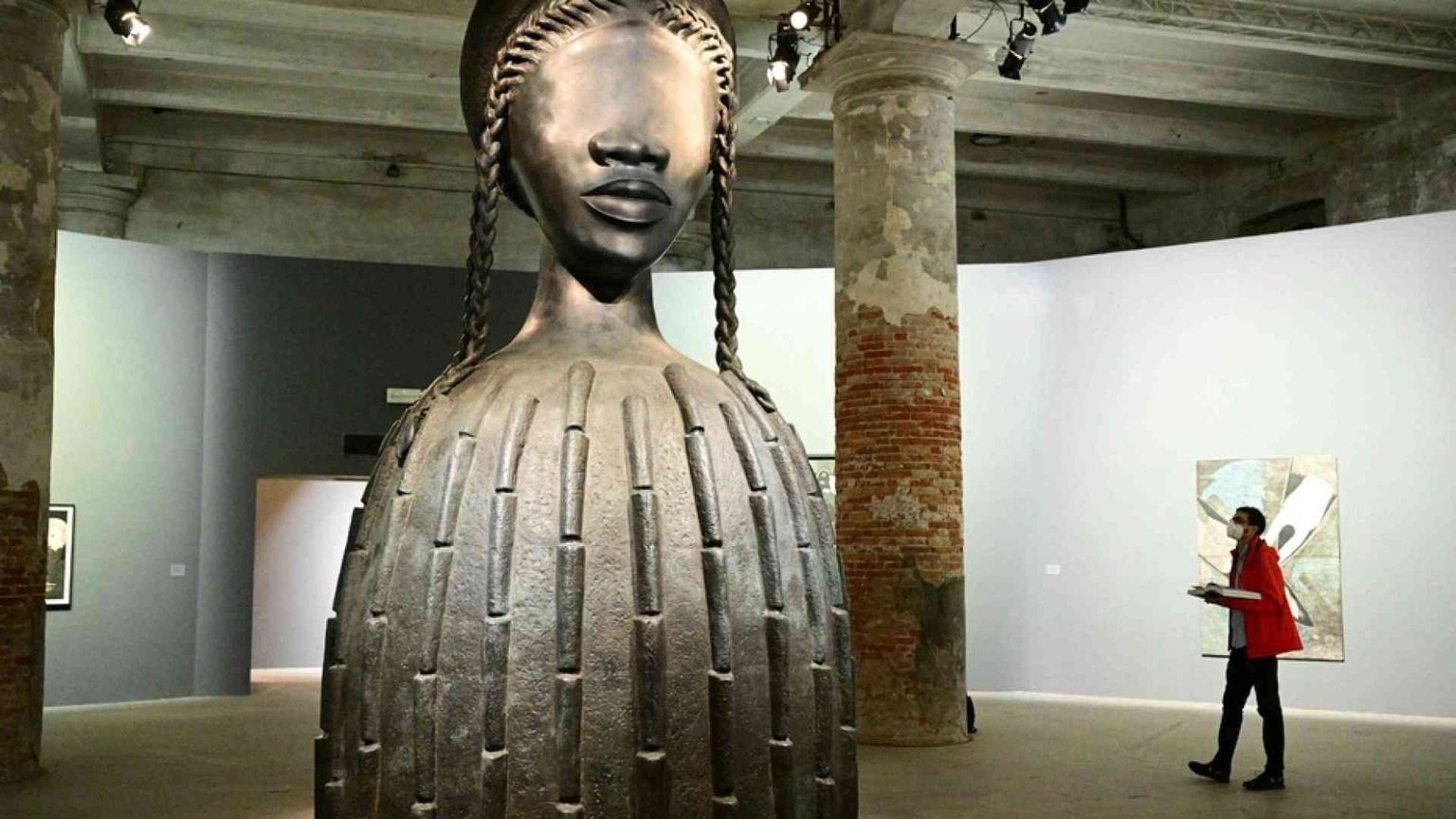 Biennale di Venezia: Simone Leigh e Gran Bretagna vincono il Leone d'Oro