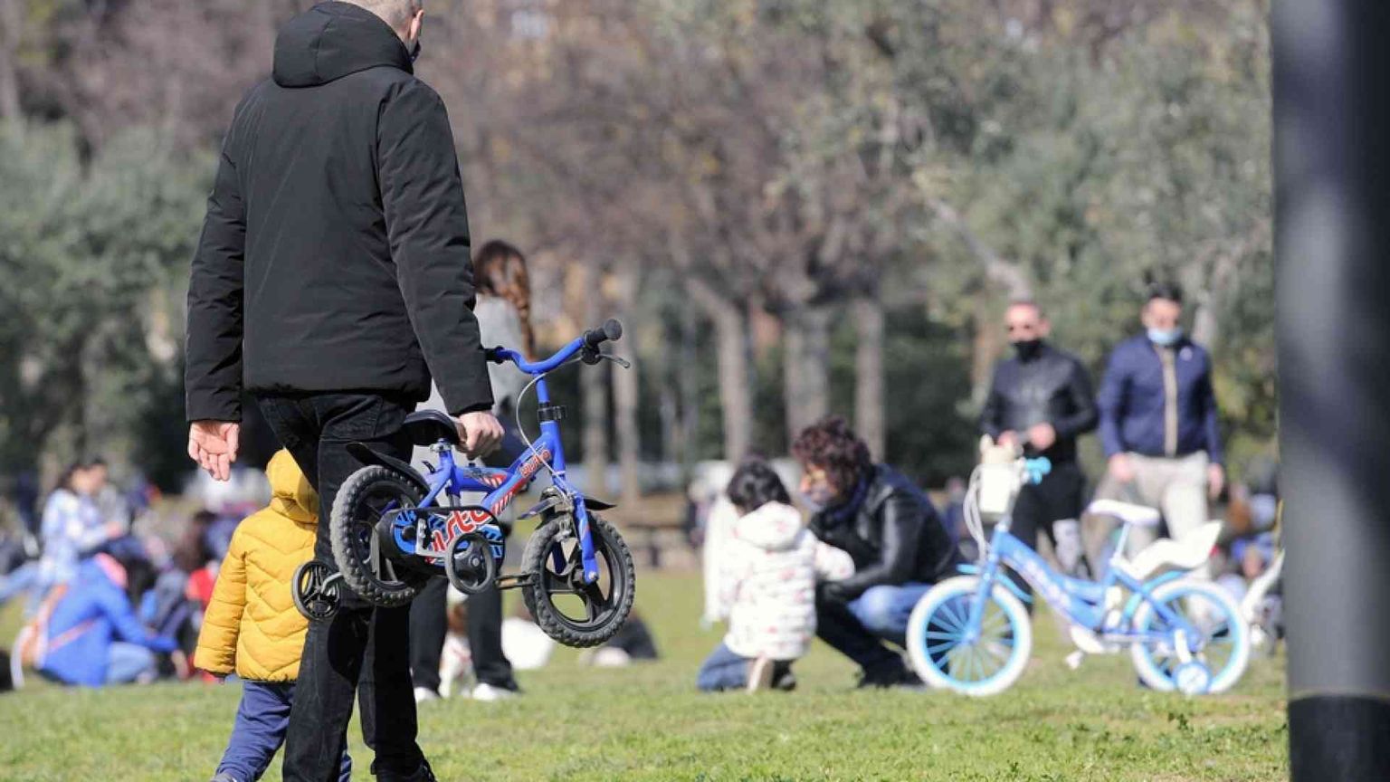 Attenti agli «adultescenti»: seminano cultura di morte. E chiudono ai giovani