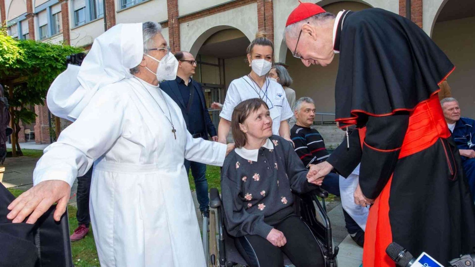 Parolin tra i profughi ucraini disabili al Cottolengo: «Pregate per la pace»