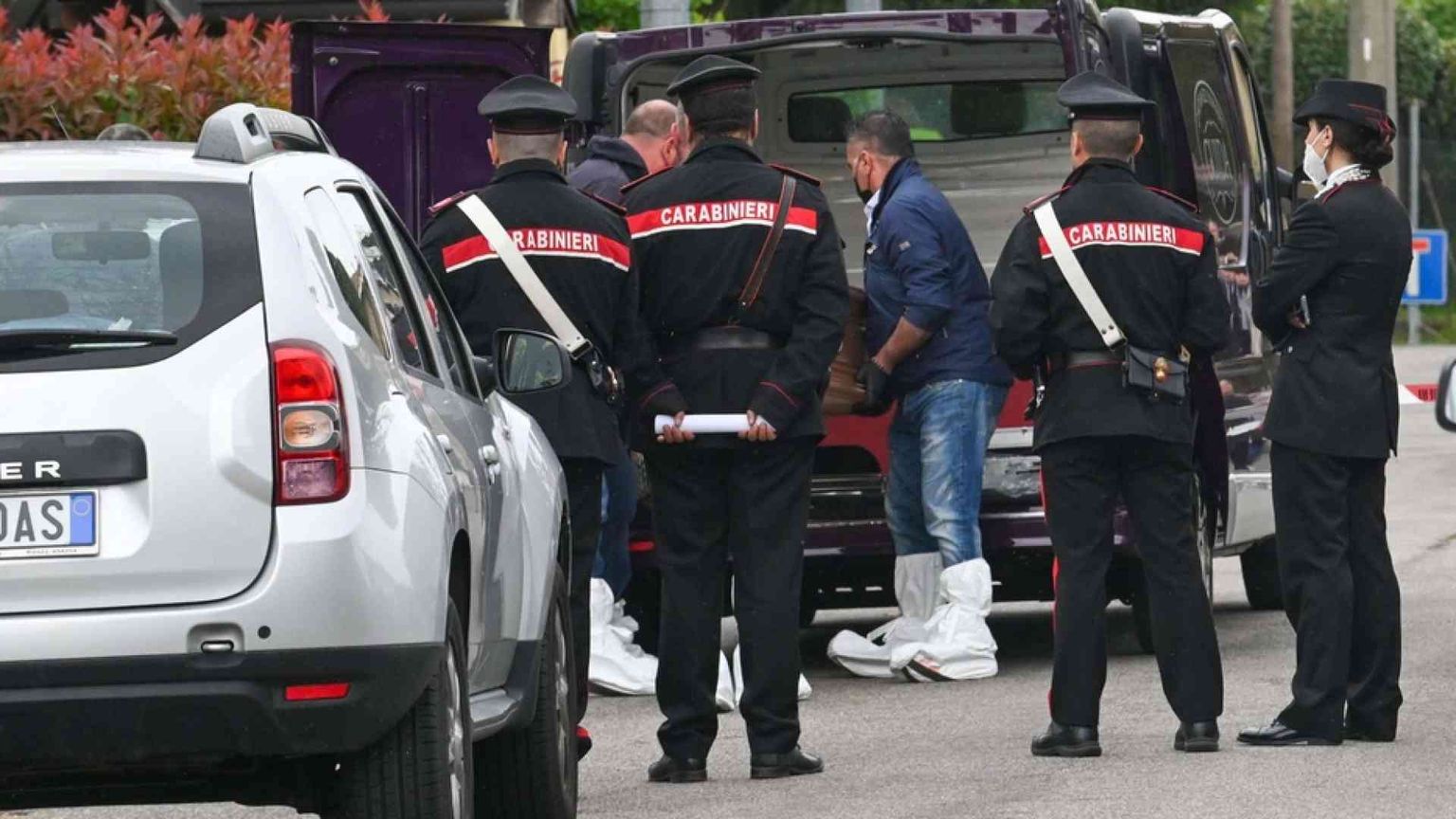 Uccide moglie e figlia sedicenne a martellate, grave l'altro figlio