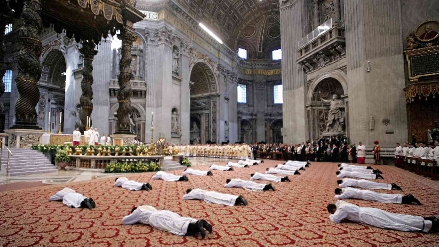 Il Papa: no a preti protagonisti e laici esecutori