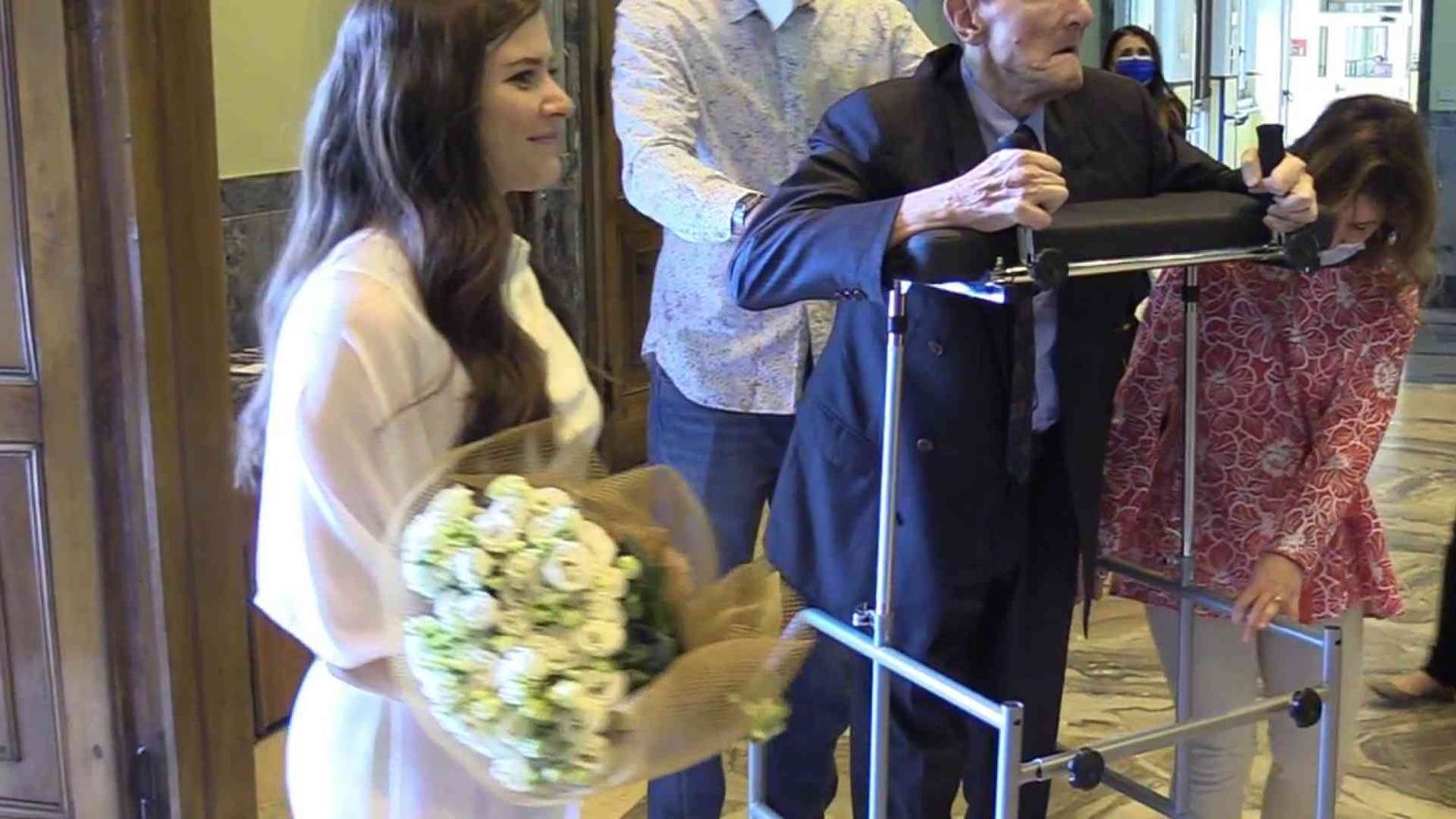 Papà con la Sla accompagna la figlia all'altare