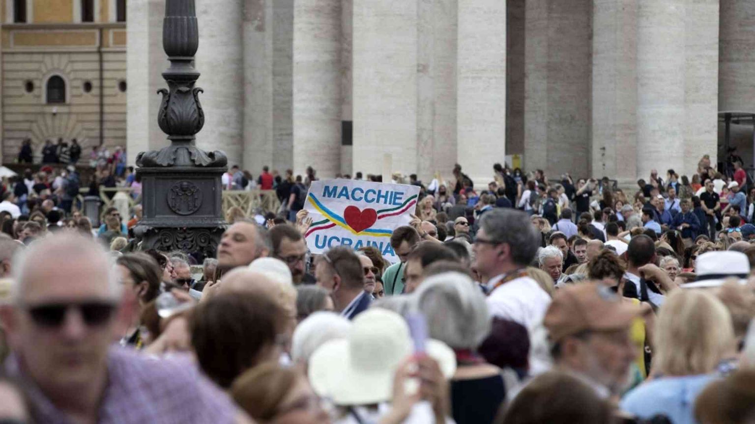 Il Papa: si preghi il Rosario per la pace e contro la pazzia della guerra