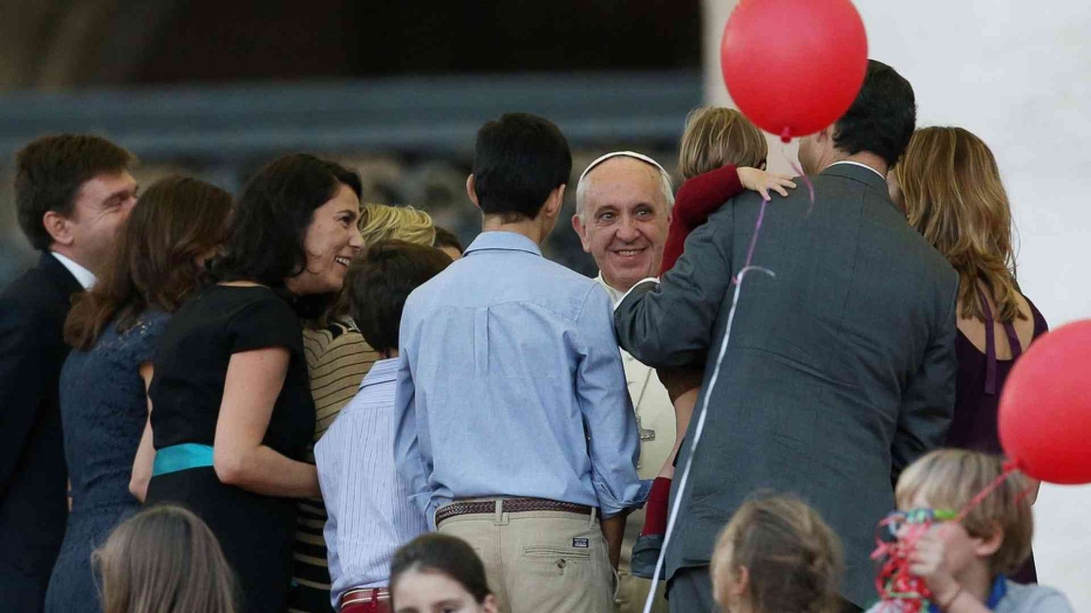 Il Papa: misure concrete per invertire la rotta dell'inverno demografico