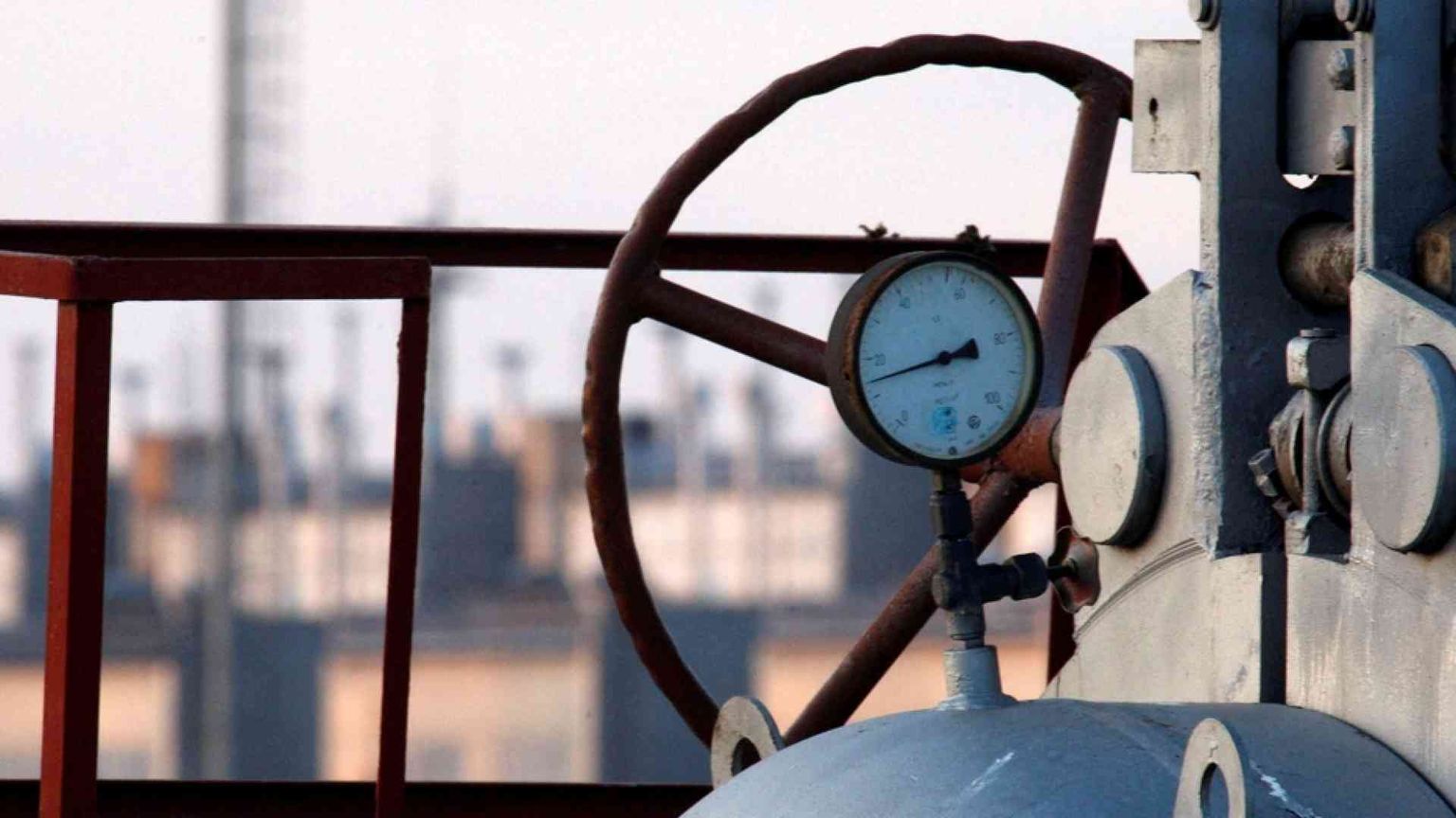 Kiev comincia a chiudere il rubinetto: stop a un terzo del gas russo per l’Ue