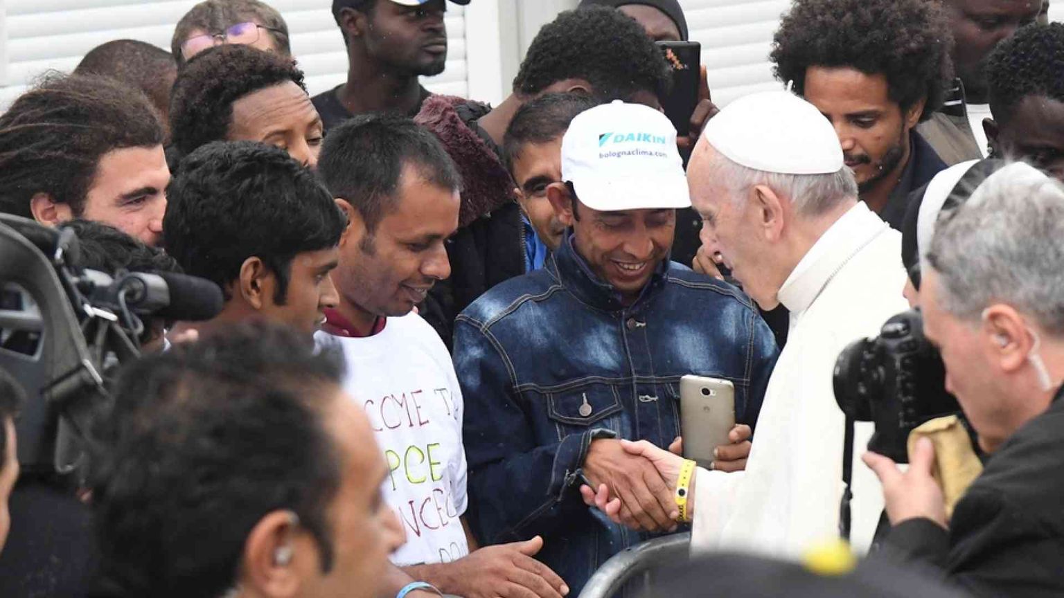 Papa Francesco: "Costruiamo futuro di pace con i migranti"
