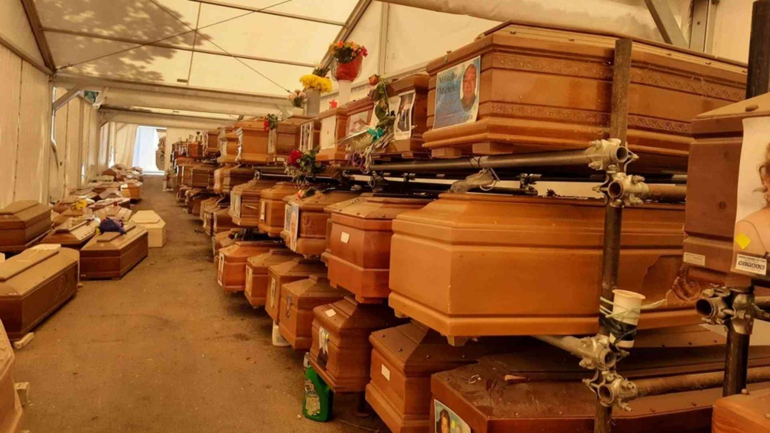 Bare accatastate e tombe divelte. Non c'è pace neppure al cimitero