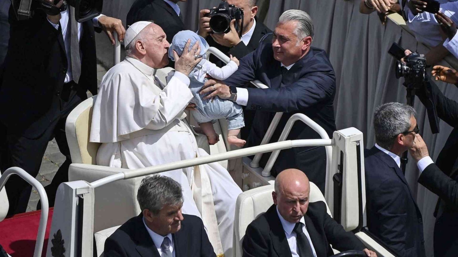 Francesco: I nuovi Santi ispirino vie di dialogo, nel mondo troppe guerre