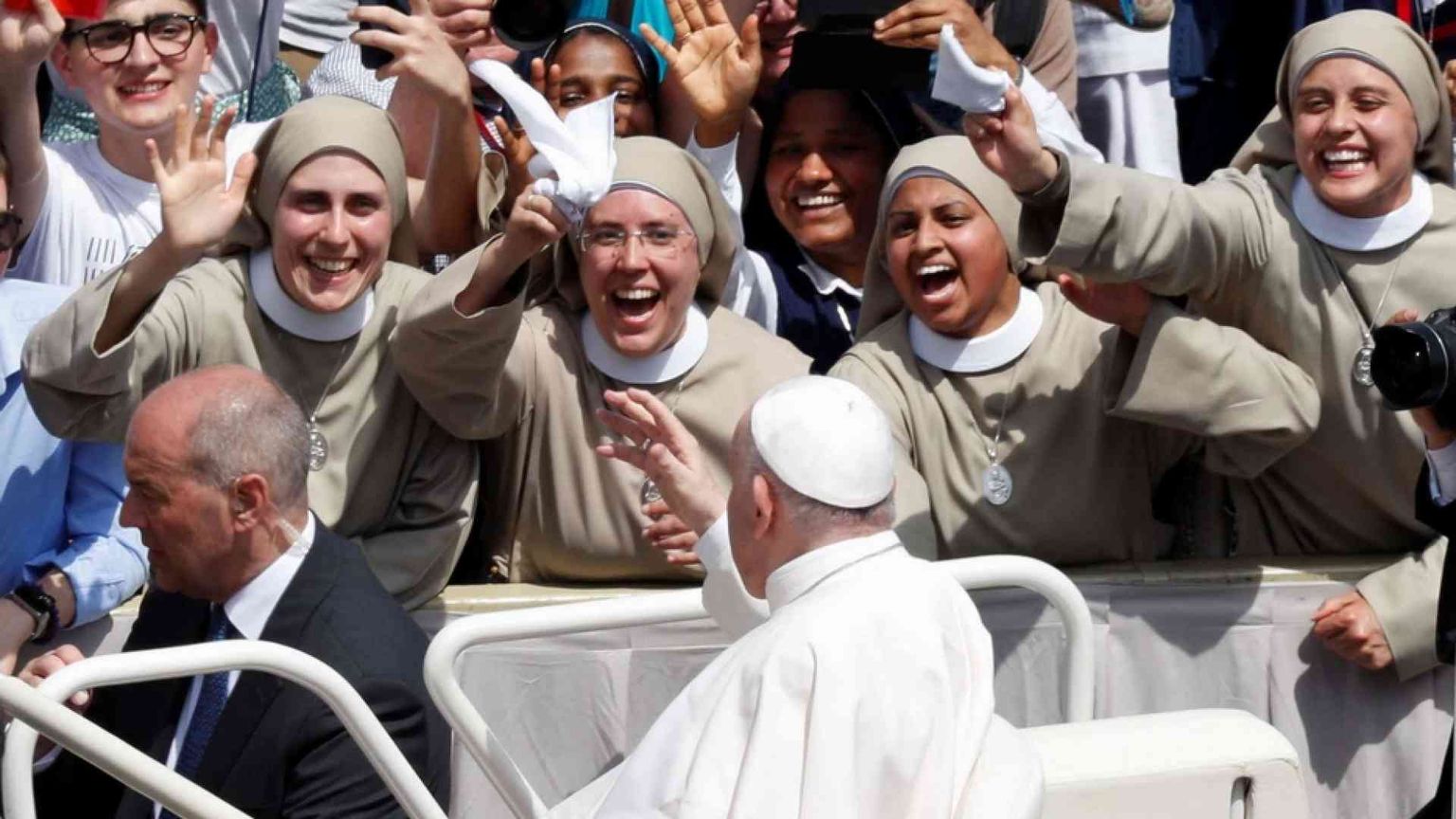 Il Papa: santità non è eroismo personale ma amare e servire gli altri