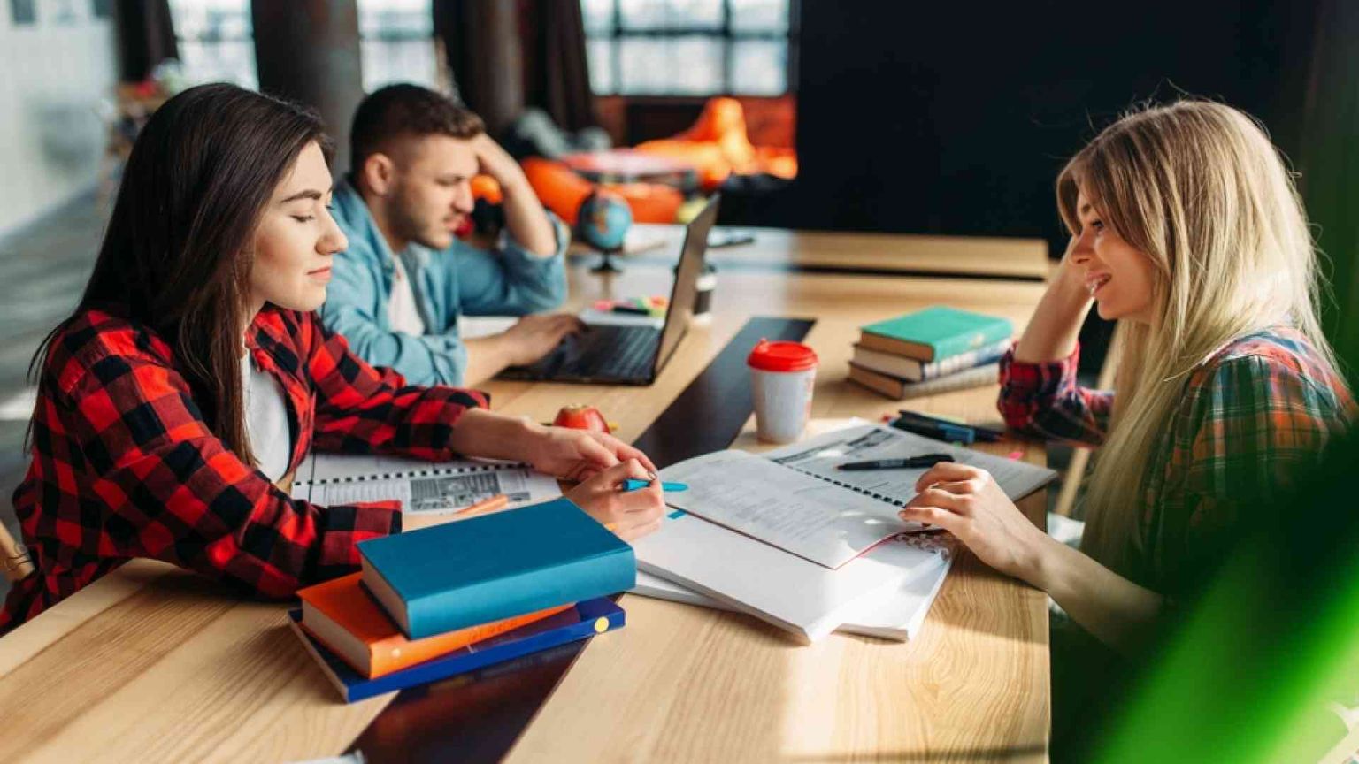 Spiegare la democrazia ai giovani per fermare le derive autoritarie