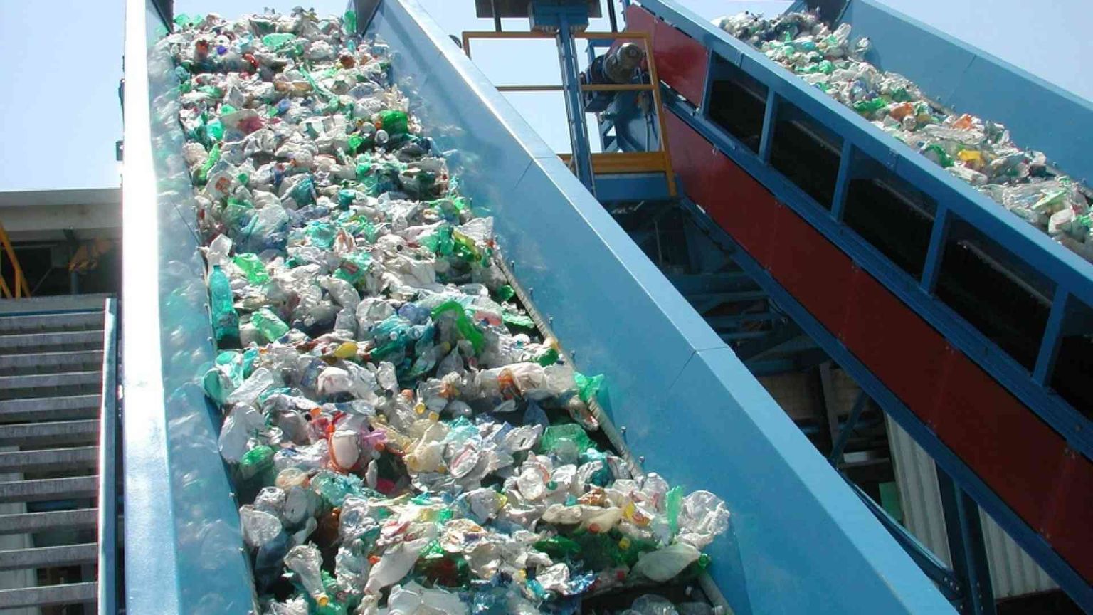 Tanto usa e getta, scarso riciclo: un Trattato contro l'emergenza plasti