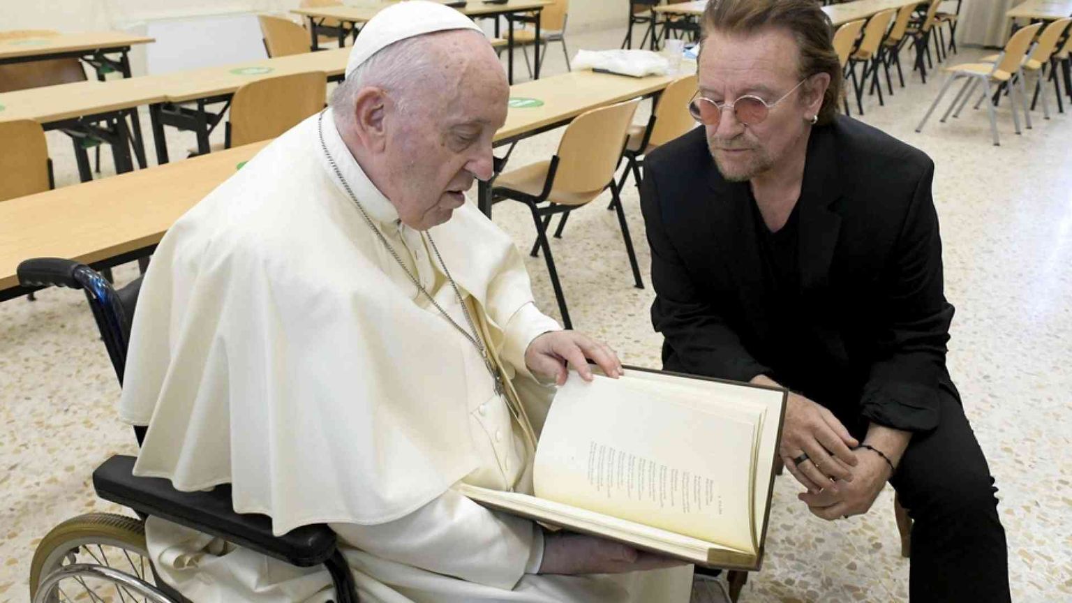 "Duetto" tra papa Francesco e Bono Vox (U2) sul "superpotere" delle ragazze