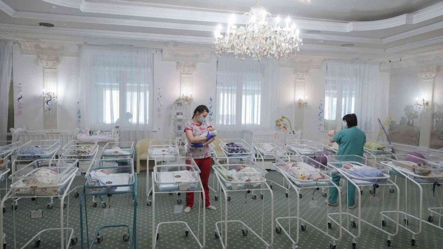 Kiev, anche sotto le bombe di Putin la «fabbrica dei bambini» fa affari