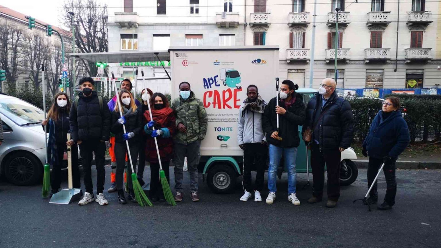La solidarietà viaggia in apecar. Anzi, in "ApeCare"