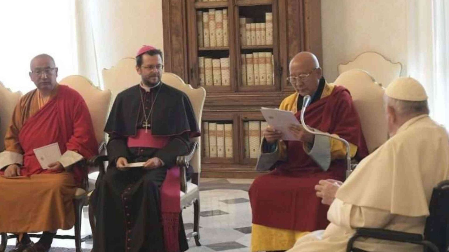 Il Papa: portiamo l'umanità alla pace attraverso il dialogo