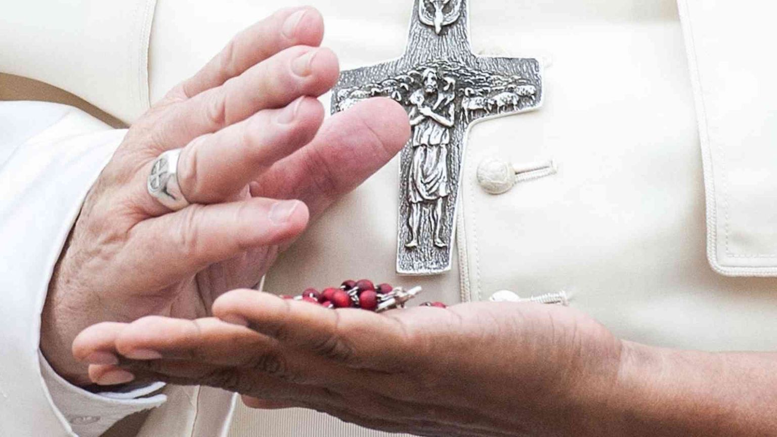 Il Papa guida il Rosario per la pace: la preghiera per la fine del conflitto