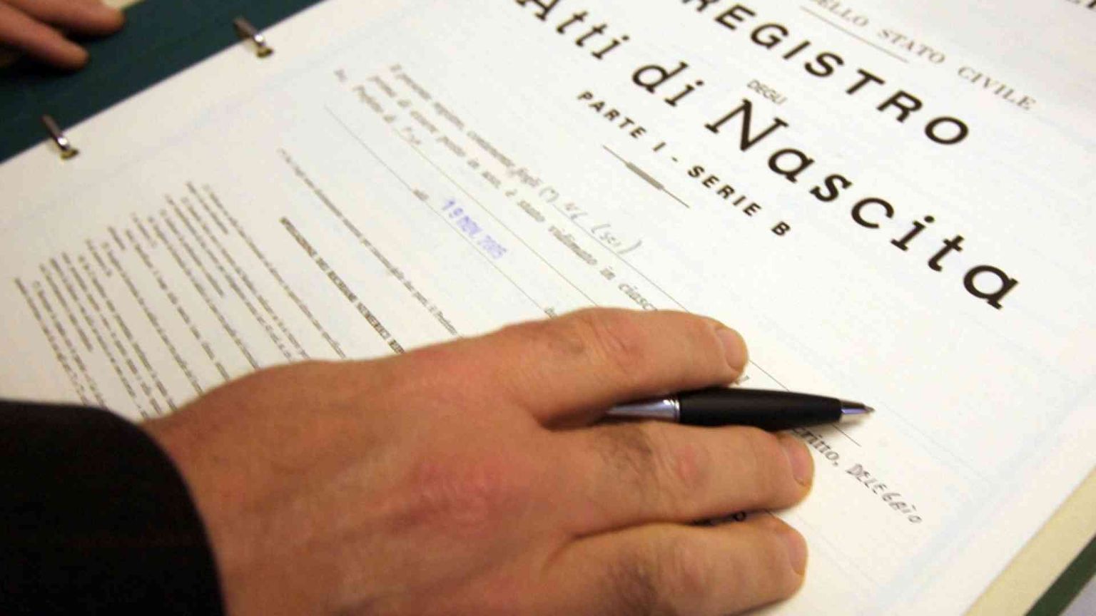 Doppio cognome ai figli, da oggi c'è anche quello della madre