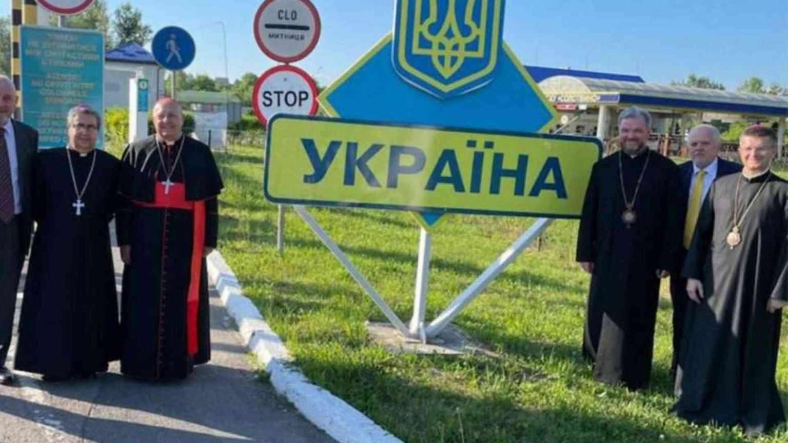 Francesco accanto ai profughi col rifugio che porta il suo nome