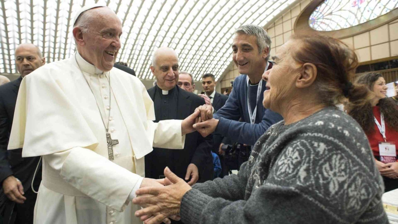 Giornata Carità del Papa, il messaggio della Cei: aiutatevi tra voi