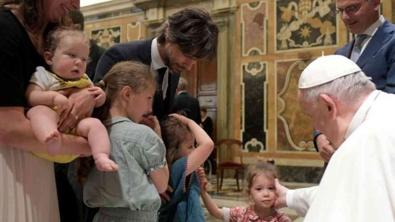 Il Papa: fare rete contro le piaghe di pornografia e utero in affitto