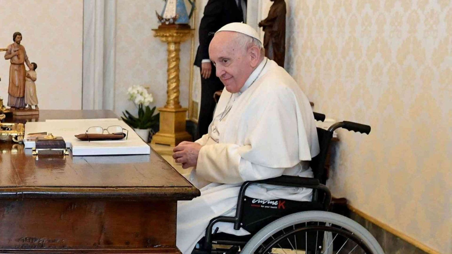 Papa Francesco rinvia il viaggio in Africa. «Terapie al ginocchio»