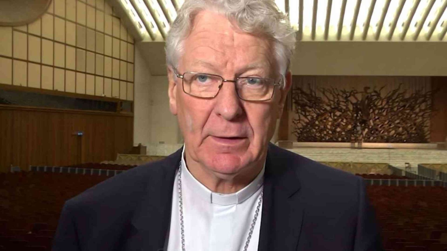 Decisione choc del vescovo Van Looy: «Rinuncio al cardinalato». Il Papa accetta