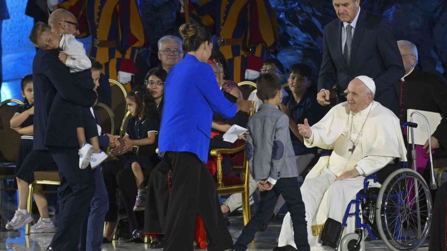 I «piccoli passi» della famiglia. Papa Francesco apre l'incontro mondiale